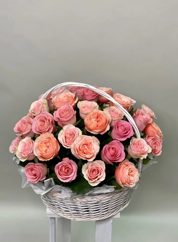 Большая корзина с 45 розами от интернет-магазина цветов в 