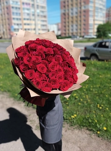Букет из 51 классической красной розы от интернет-магазина цветов в 