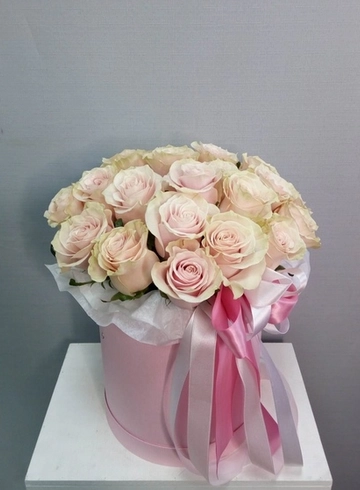 Нежно розовые розы в коробке, 21 штука от интернет-магазина цветов в 