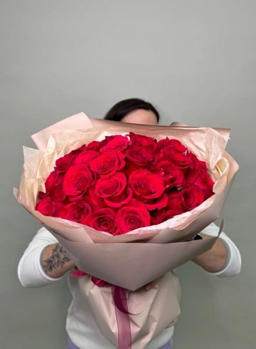 Букет из 25 классических красных роз от интернет-магазина цветов в 
