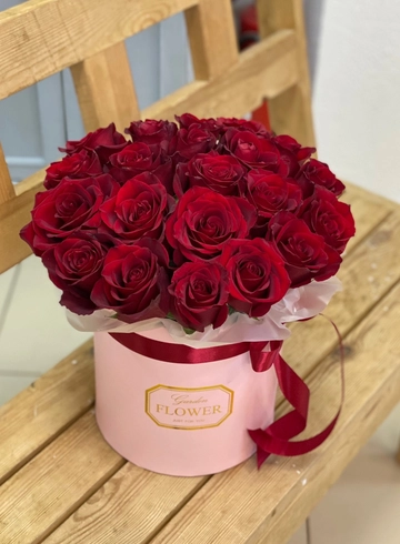 Красные розы в шляпной коробке от интернет-магазина цветов в 