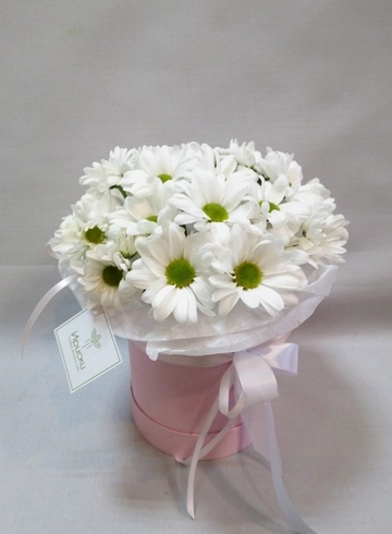 Коробочка с ромашками от интернет-магазина цветов в 