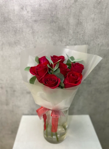 Букет из 7 красных классических роз от интернет-магазина цветов в 