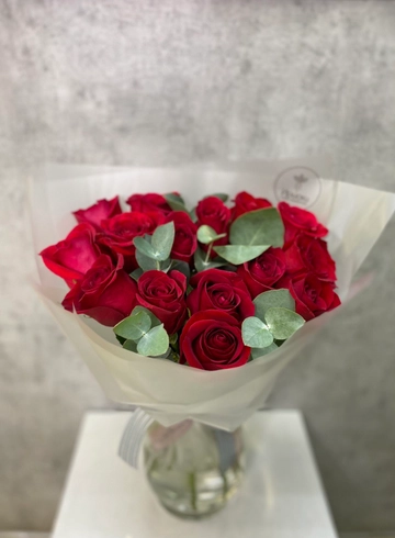 Букет из 15 красных роз и эвкалипта от интернет-магазина цветов в 