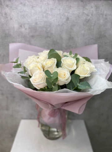 Букет из 15 сливочных роз и эвкалипта от интернет-магазина цветов в 