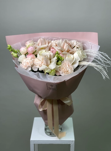 Пышный букет в пудровых тонах от интернет-магазина цветов в 