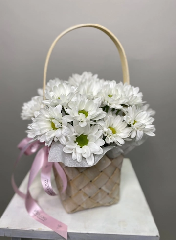Лукошко с ромашками от интернет-магазина цветов в 