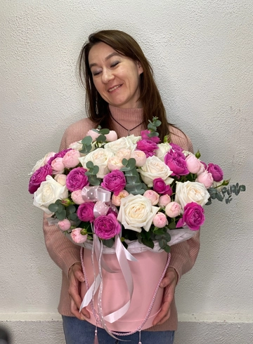 Большая коробка с пионовидными розами от интернет-магазина цветов в 