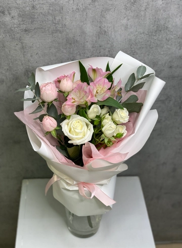 Букет в нежной гамме с розами и эвкалиптом от интернет-магазина цветов в 
