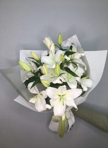 Букет из крупных белых лилий от интернет-магазина цветов в 
