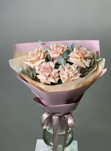 Букет из французских пудровых роз  от интернет-магазина цветов в 