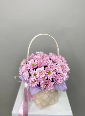 Лукошко с розовыми ромашками от интернет-магазина цветов в 