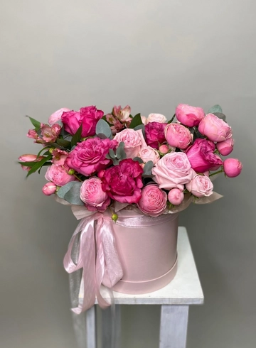 Яркий букет в коробке от интернет-магазина цветов в 