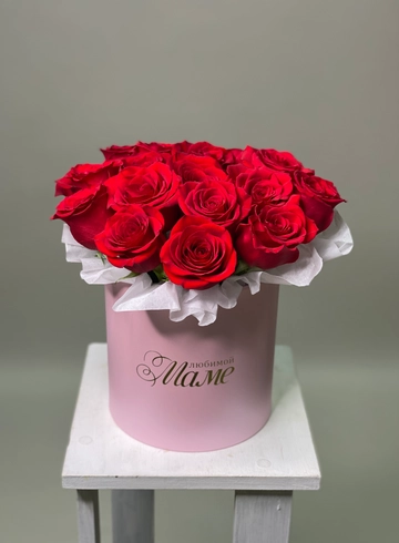 Коробка «Любимой маме» с 19 красными розами от интернет-магазина цветов в 
