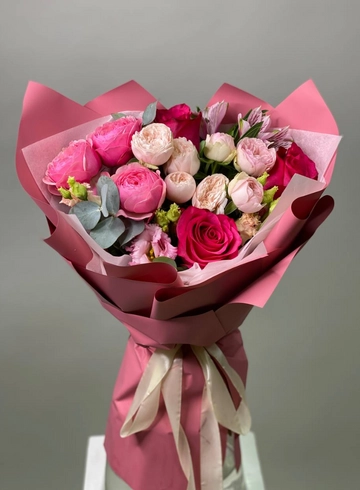 Яркий розовый букет от интернет-магазина цветов в 
