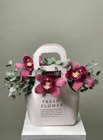 Сумочка с орхидеями от интернет-магазина цветов в 