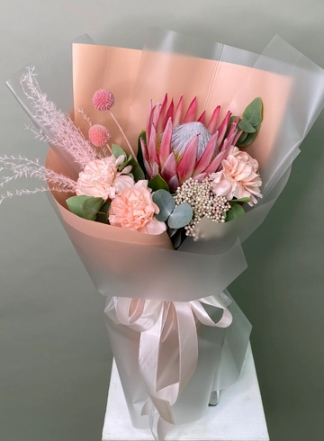 Букет с протеей и диантусами от интернет-магазина цветов в 