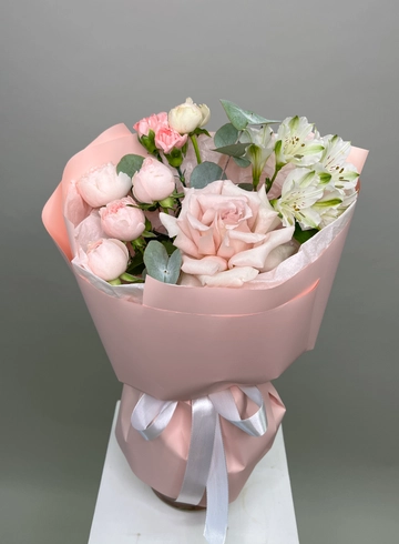 Нежный букет комплимент от интернет-магазина цветов в 