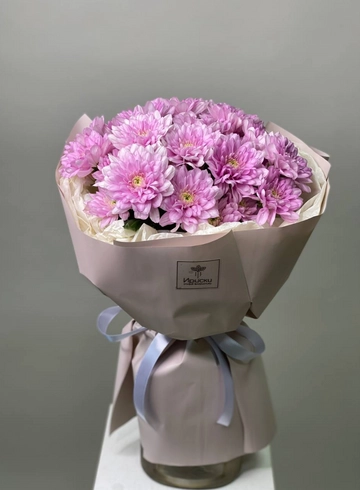 Букет из розовых кустовых хризантем от интернет-магазина цветов в 