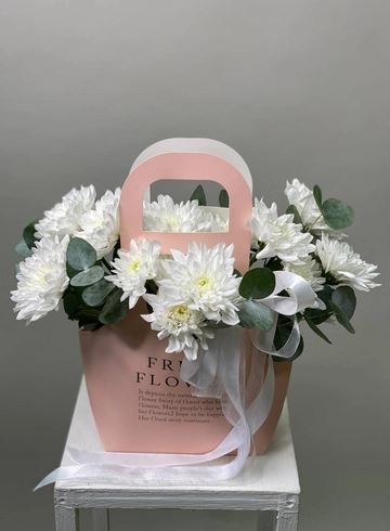 Нежная сумочка с хризантемами от интернет-магазина цветов в 