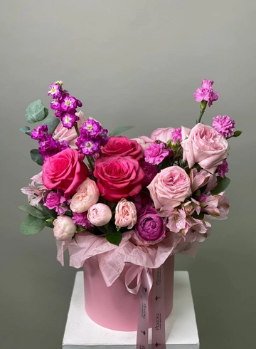 Большая яркая коробка с цветами от интернет-магазина цветов в 