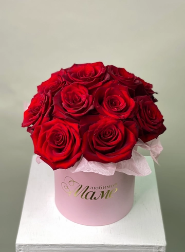 Коробка «Любимой маме» с 11 красными розами от интернет-магазина цветов в 