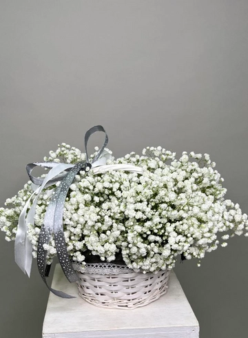Лукошко с белой гипсофилой от интернет-магазина цветов в 