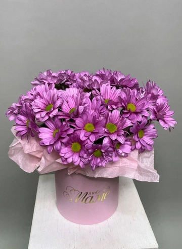 Розовая коробка «Любимой маме» с ромашками от интернет-магазина цветов в 