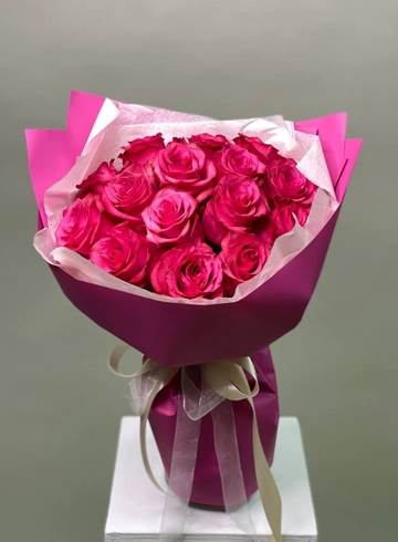 Яркий букет из 15 розовых роз от интернет-магазина цветов в 