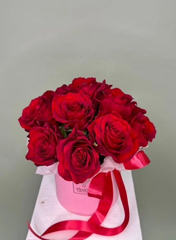 11 красных роз в коробке от интернет-магазина цветов в 