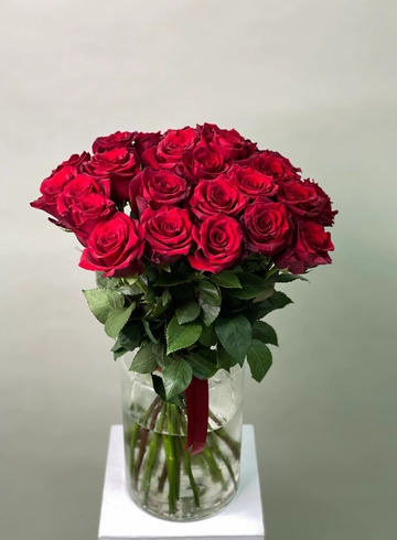 25 классических темно-красных роз от интернет-магазина цветов в 