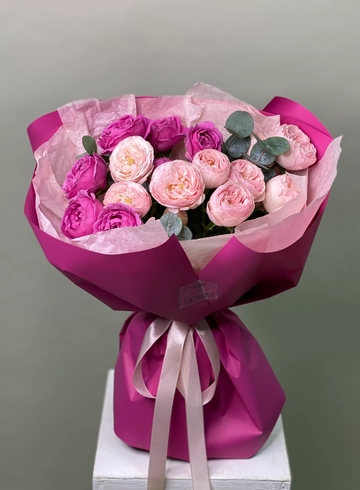 Букет с пион розами в оттенках розового от интернет-магазина цветов в 