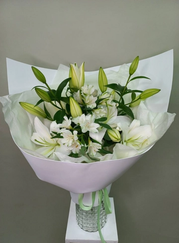 Белый букет из лилий от интернет-магазина цветов в 