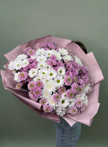 Большой пышный букет микс из 23 хризантем от интернет-магазина цветов в 