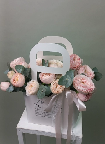 Розы в сумочке от интернет-магазина цветов в 