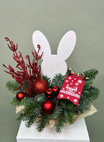 Композиция &laquo;Зимний Зайчик&raquo; от интернет-магазина цветов в 