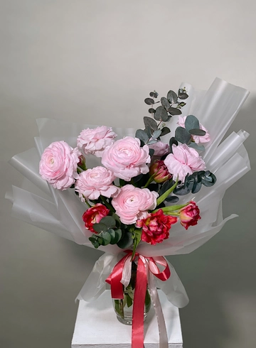 Букет с пышными ранункулюсами и пионовидными тюльпанами от интернет-магазина цветов в 