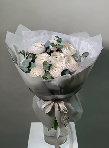 Нежный букет с ранункулюсами от интернет-магазина цветов в 