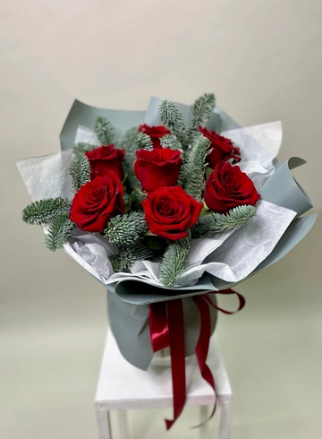 Зимний букет с темно-красными розами и хвойными веточками от интернет-магазина цветов в 