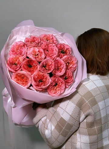 Букет-тренд из роз Мандарин в размере М от интернет-магазина цветов в 