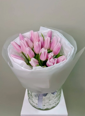 Весенний букет из 19 тюльпанов от интернет-магазина цветов в 