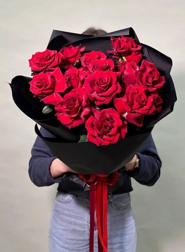 Контрастный букет из 15 французских роз - для самых смелых от интернет-магазина цветов в 