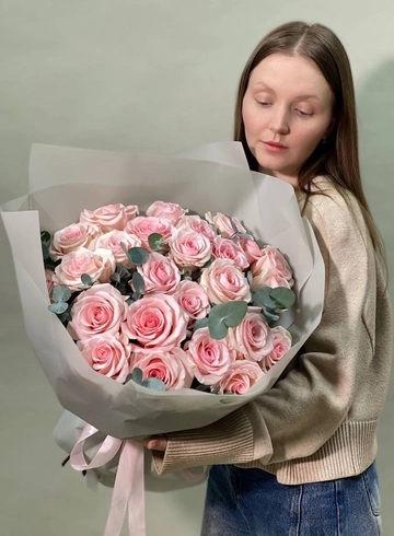 Букет из 25 нежных классических роз от интернет-магазина цветов в 