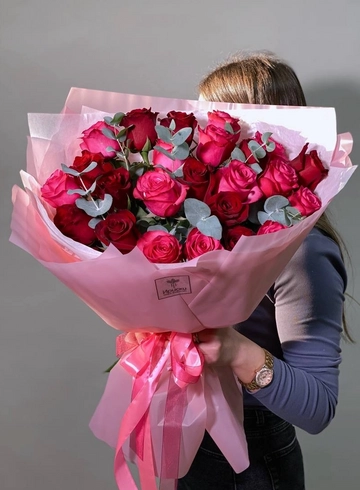 Яркий ягодный букет из 25 роз от интернет-магазина цветов в 