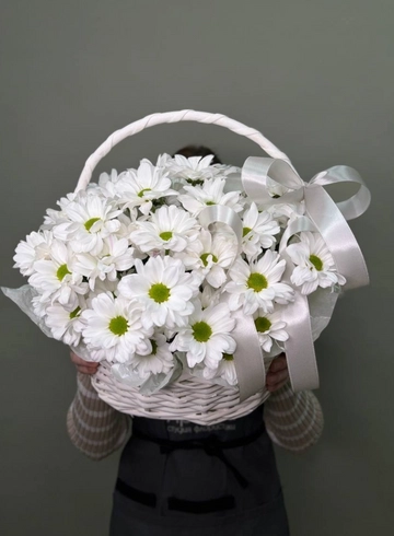 Лукошко с белыми ромашками от интернет-магазина цветов в 