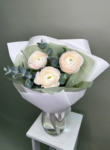 Весенний букет с ранункулюсами от интернет-магазина цветов в 