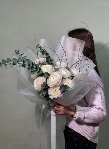 Букет с ранункулюсами и эвкалиптом от интернет-магазина цветов в 