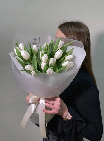 Весенний белый букет из 19 тюльпанов от интернет-магазина цветов в 